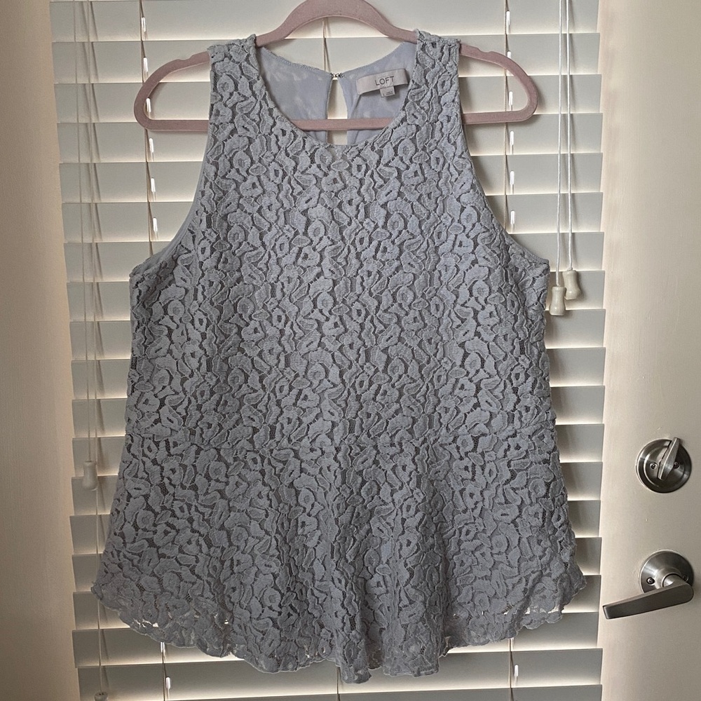 LOFT Dove Gray Lace Peplum Sleeveless Top ⬜️